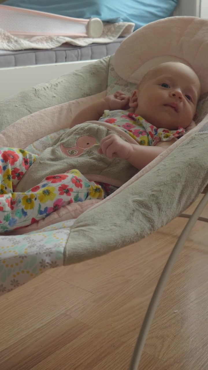 Bambina sveglia e attiva nel dondolino a casa.
