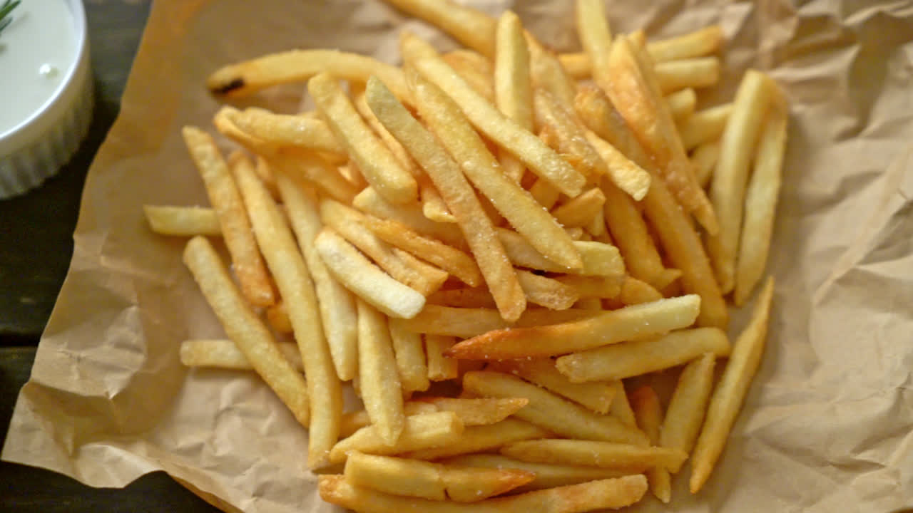 patatas fritas o papas fritas con crema agria y ketchup