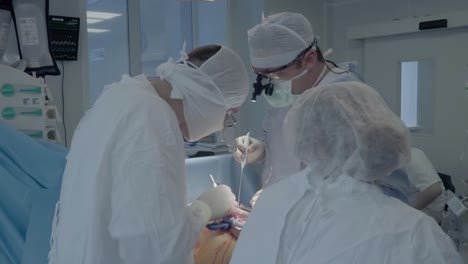 personal médico durante la operación