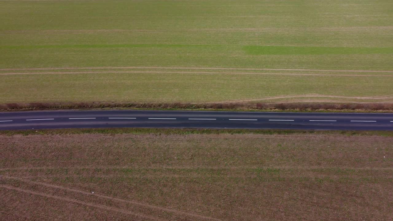두 필드 사이를 달리는 검은 활주로 맥 도로