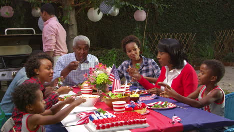 Familia-Negra-De-Varias-Generaciones-En-La-Mesa-Para-La-Barbacoa-Del-4-De-Julio,-Filmada-En-R3d