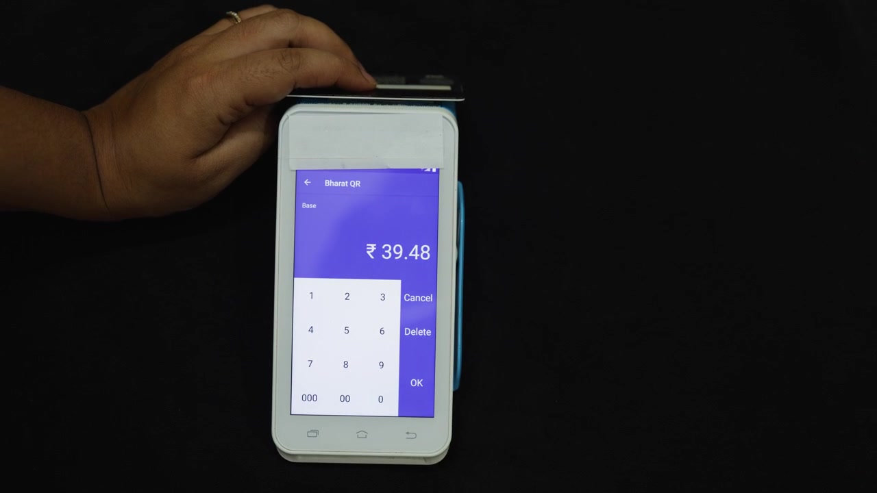 Koncept for digital banktransaktion ved brug af kortbetalingsterminal og kontantløs teknologi.