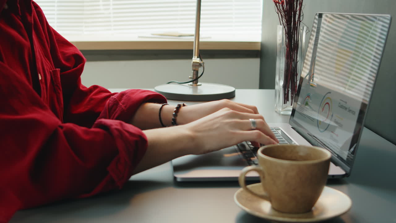 Donna che naviga su Internet sul portatile in ufficio