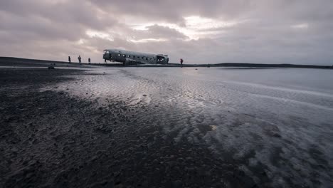 Zeitraffer-Von-Wolken,-Die-über-Das-Wrack-Des-Abgestürzten-Flugzeugs-Soheimasandur-Und-Den-Eisigen-See-In-Island-Rollen