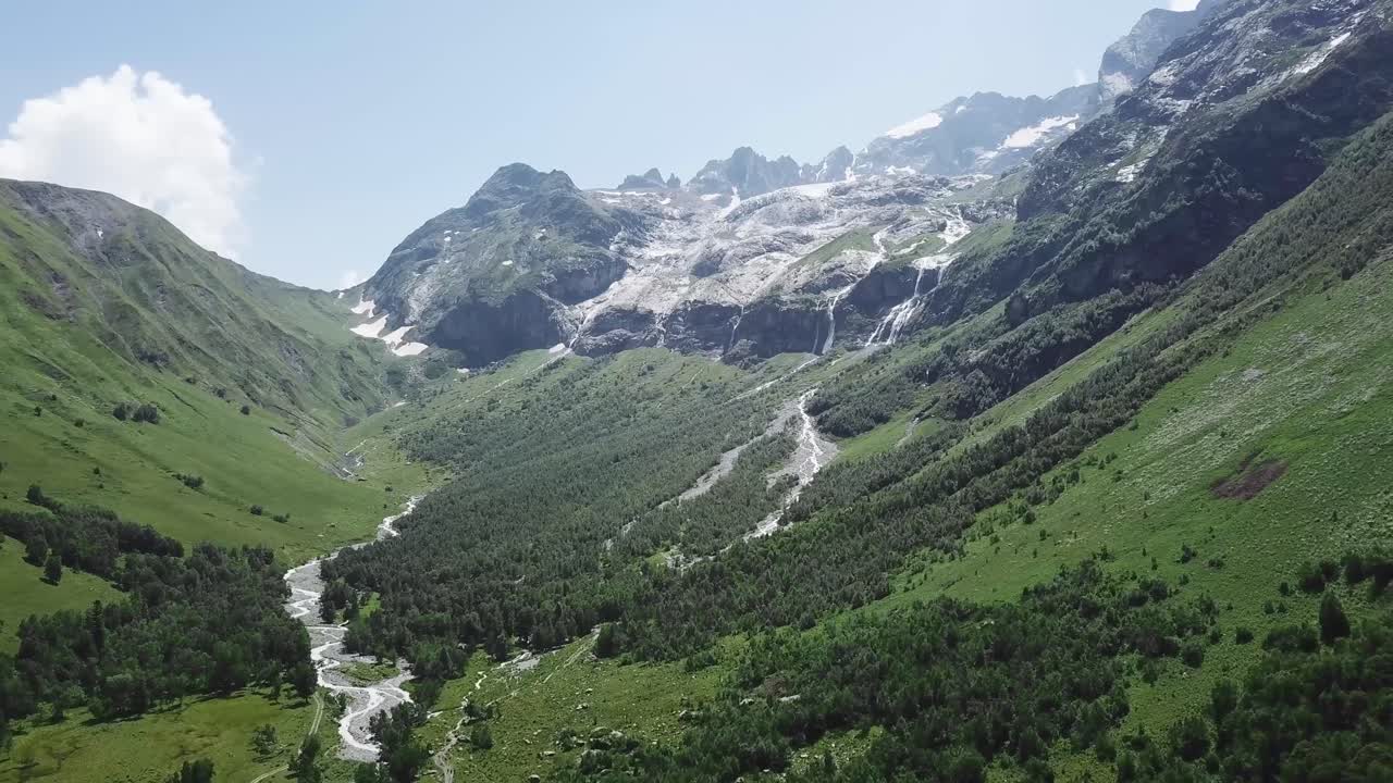vista aérea de un valle de montaña con glaciares y cascadas