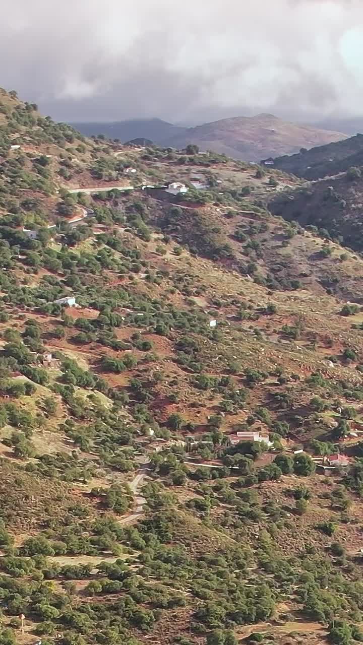 Vista del paesaggio di Malaga con colline e aziende agricole durante il giorno