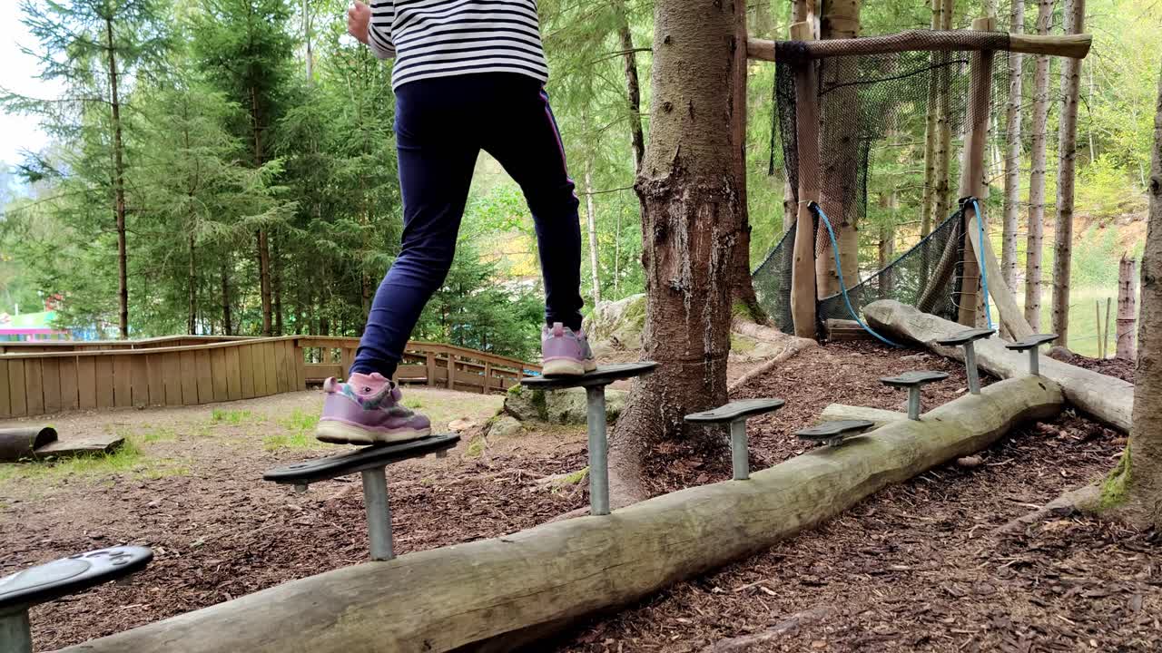 entrenamiento de equilibrio para una niña en el bosque de mikkelparken playground noruega - portátil estático