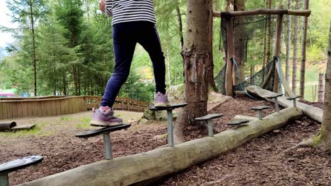 Gleichgewichtstraining-Für-Junge-Mädchen-Im-Wald-Des-Mikkelparken-Spielplatzes-Norwegen---Statischer-Handheld