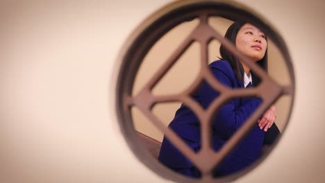 niña japonesa de secundaria sentada, profundamente en sus pensamientos en una toma sincera