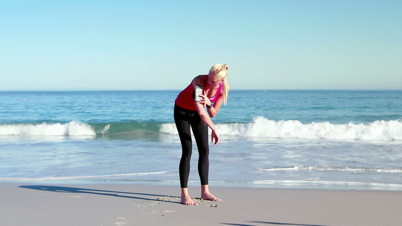 휴대 전화 에서 노래 를 듣는 동안 시간 을 조정 하는 여자
