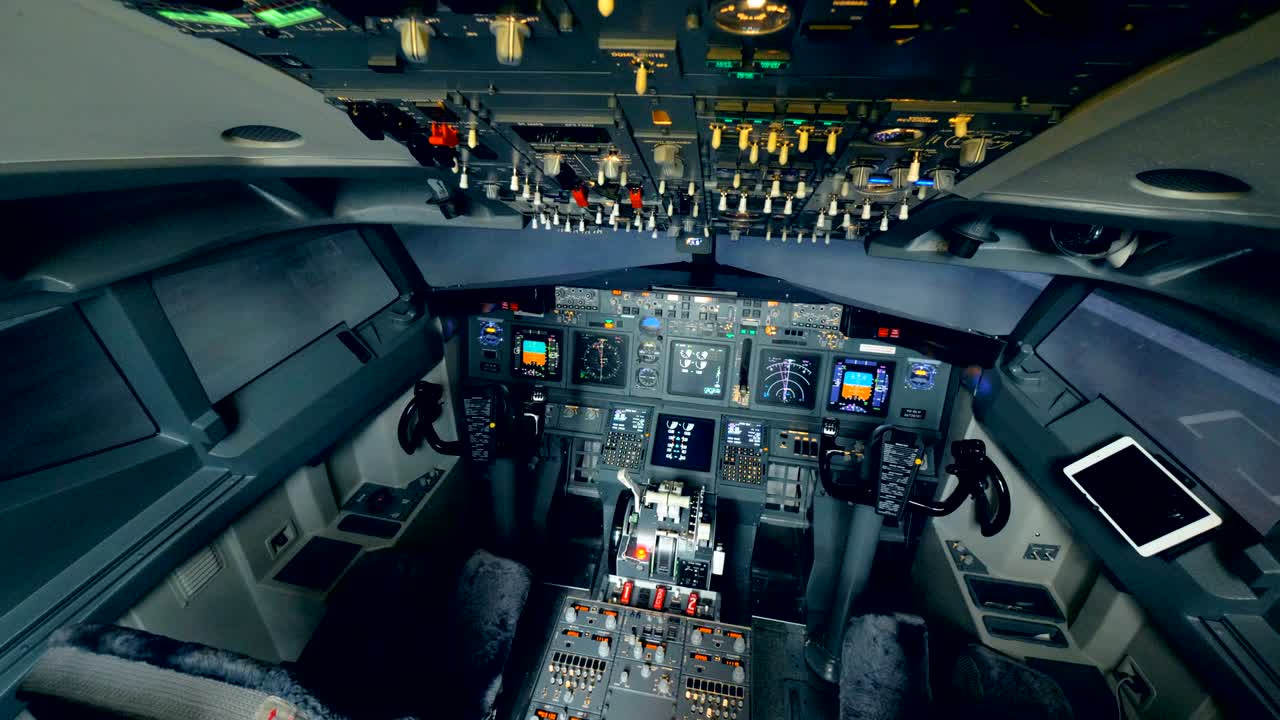 кокпит работающего самолета, в котором никого нет.