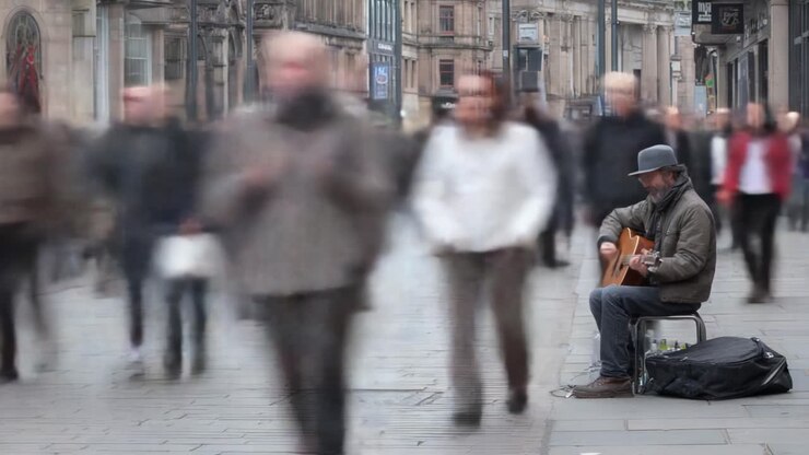 Un artista di strada che si esibisce tra passanti sfocati, catturando l'essenza della vita urbana e dell'arte in movimento
