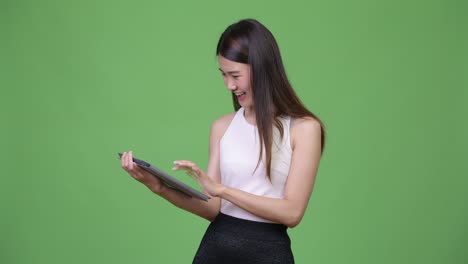 joven y hermosa mujer de negocios asiática usando una tableta digital