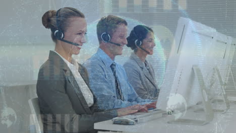 animazione della rete di connessioni e globo su persone d'affari che utilizzano cuffie telefoniche