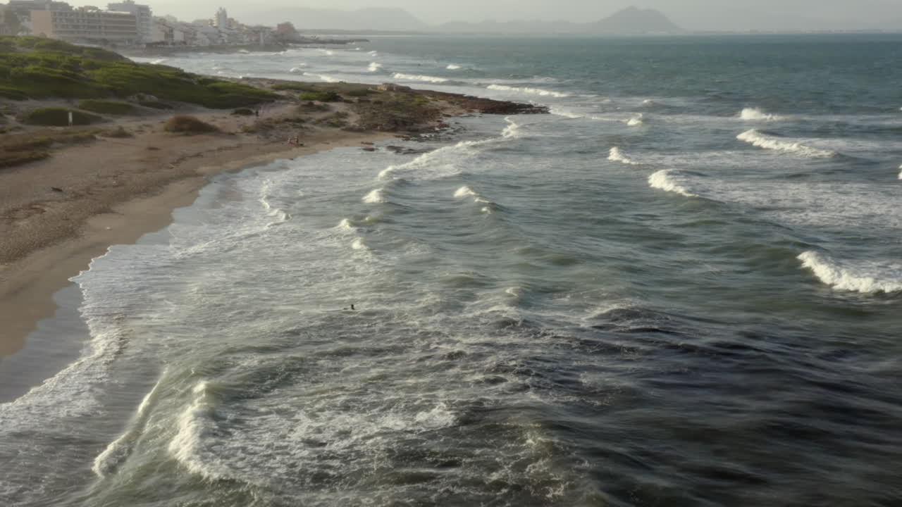 impresionante puesta de sol sobre la playa de can picafort, mallorca