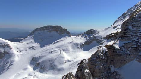 Fliegen-über-Alpine-Skipiste