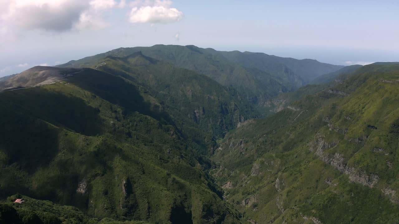 푸른 산 과 계곡 을 공중 에서 볼 수 있다