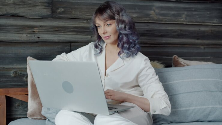 Donna che lavora al computer portatile a casa