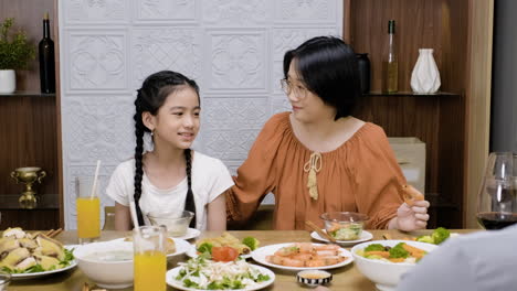 점심을 먹고 있는 아시아 가족.