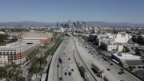 Lapso-De-Tiempo-Que-Establece-La-Vista-Aérea-Del-Centro-De-Los-ángeles-Con-La-Autopista