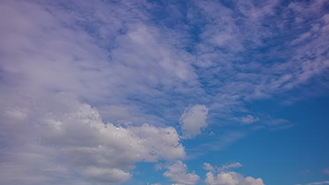el lapso de tiempo de las finas nubes blancas se mueven a través del cielo azul ventoso