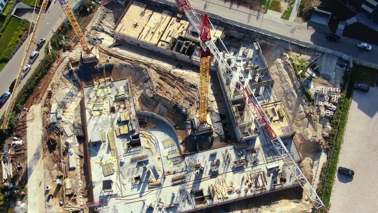 sitio de construcción de edificios altos. gran grúa de torre industrial con cielo azul y paisaje urbano en el fondo. balance de peso de placas de hormigón. contrapeso. vista aérea de drones. desarrollo de la ciudad de la metrópolis