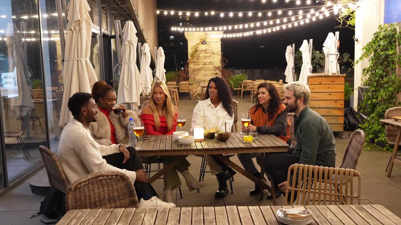 Persone che si godono una serata insieme