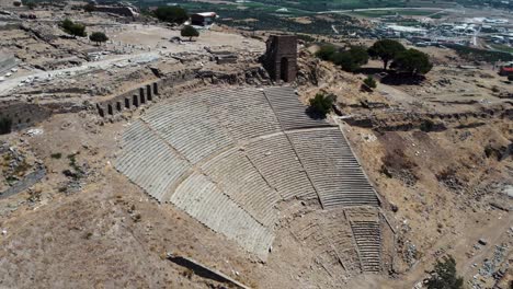 Disparo-Circular-Con-Drones-Del-Teatro-Griego-De-Pergamon-En-Bergama,-Turquía,-En-La-Cima-De-La-Colina