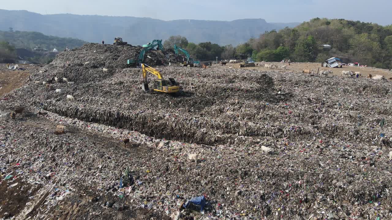 vista aérea, enormes montañas de basura amontonadas en el vertedero de piyungan, yogyakarta