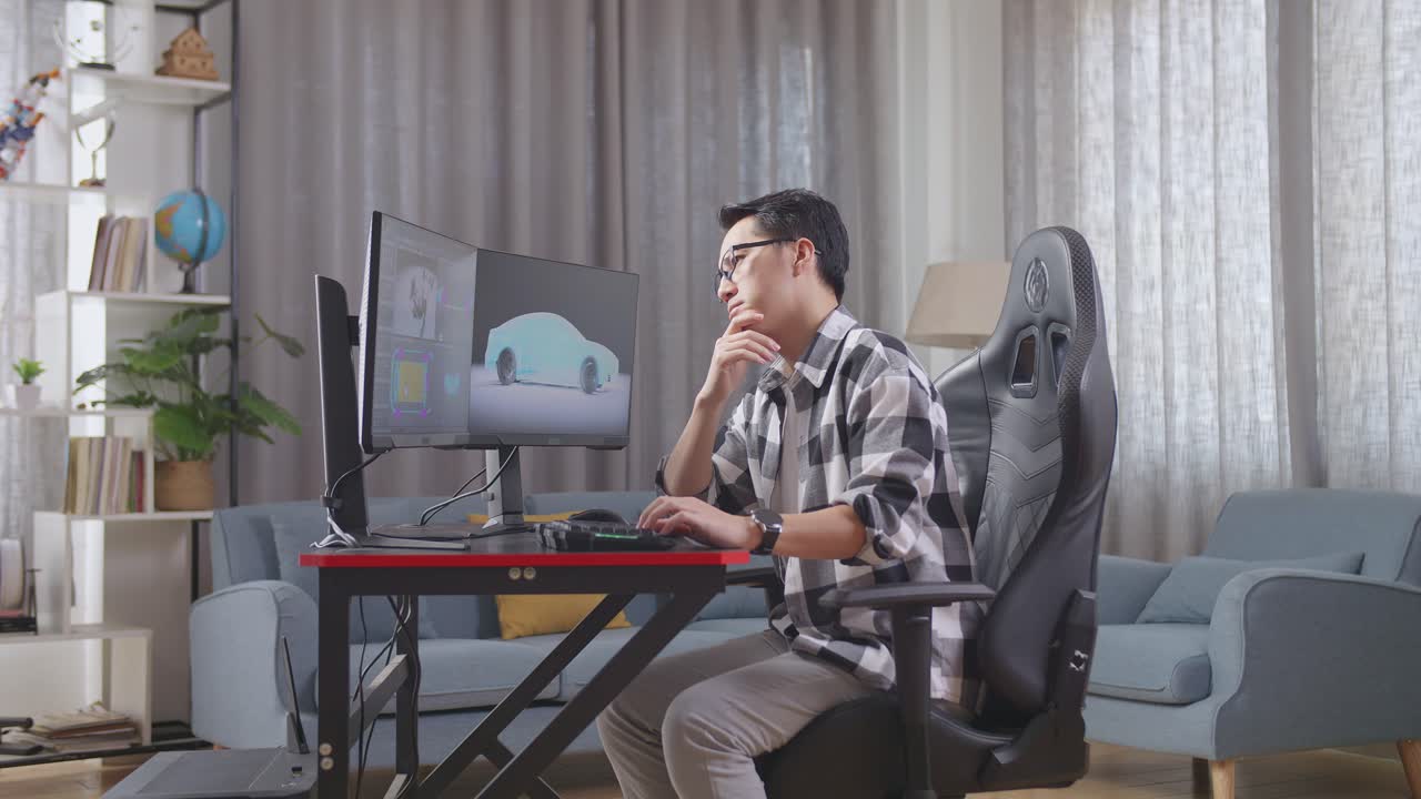 집에서 컴퓨터로 일하는 남자