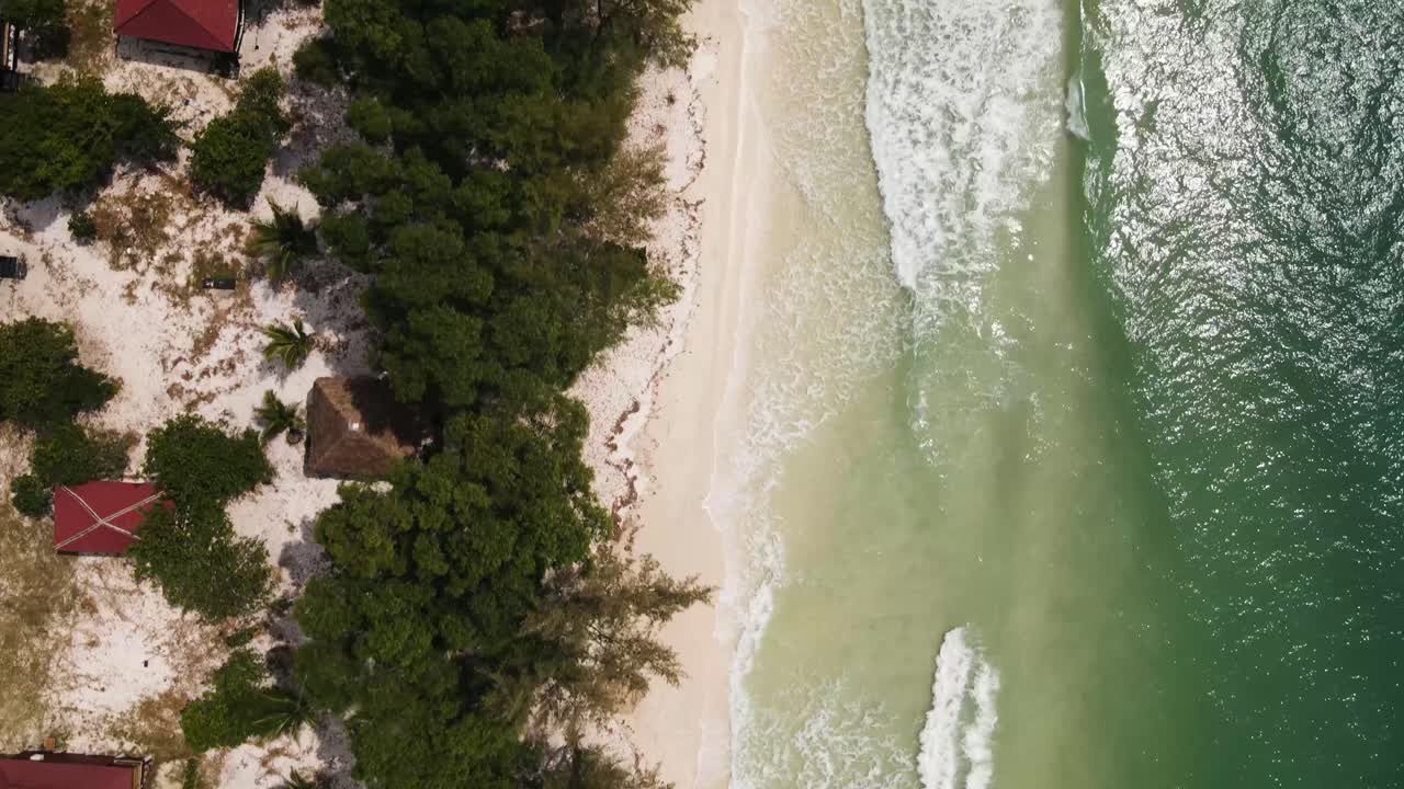 grandes olas del mar verde claro se extienden sobre las playas blancas con todo tipo de casas en grandes complejos turísticos en camboya justo en la playa