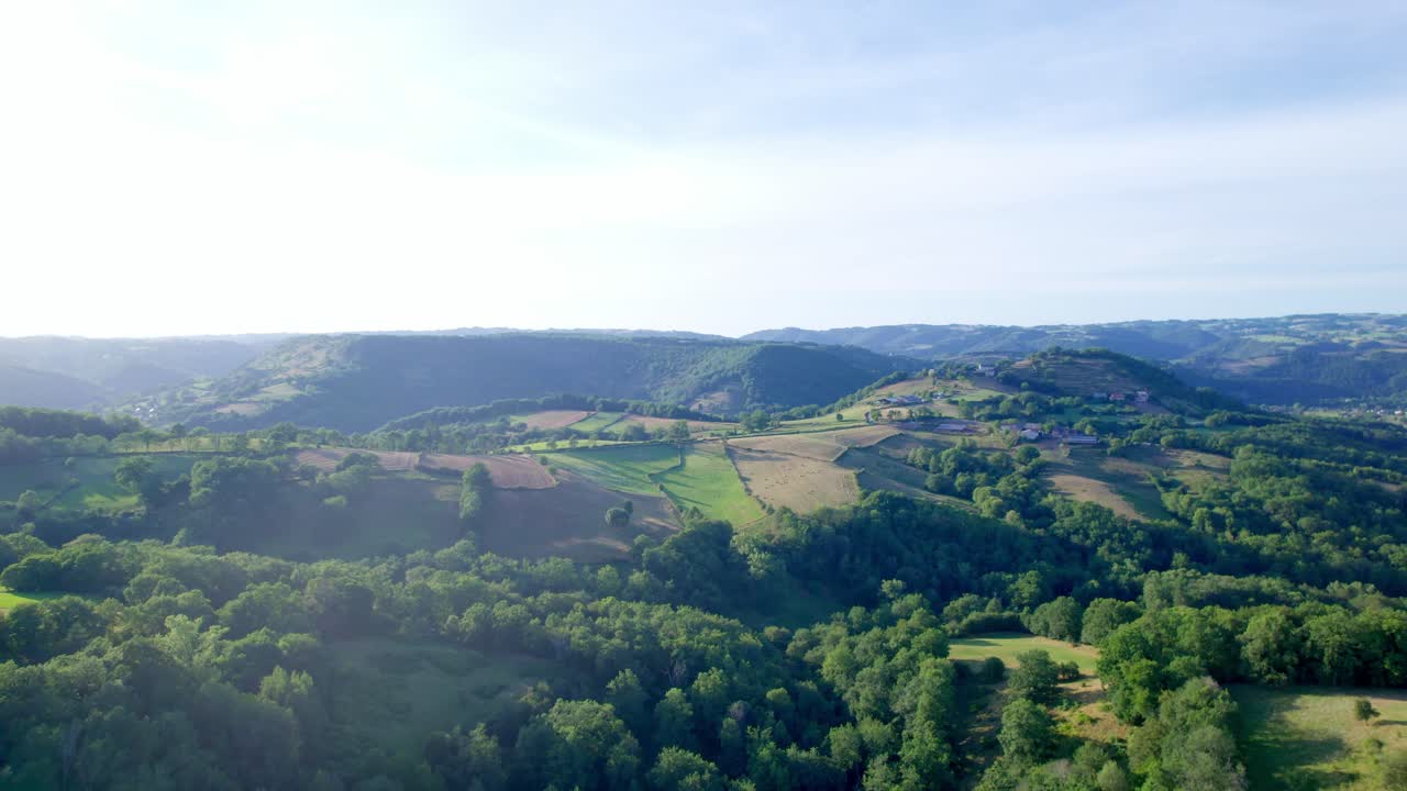 vista de pájaro sobre el paisaje montañoso francés