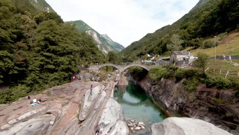 瑞士拉弗特佐河沿岸的空中無人機拍攝