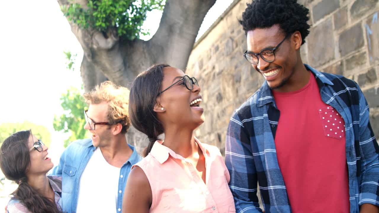 젊은 스터들이 거리에서 고 웃고 있습니다.