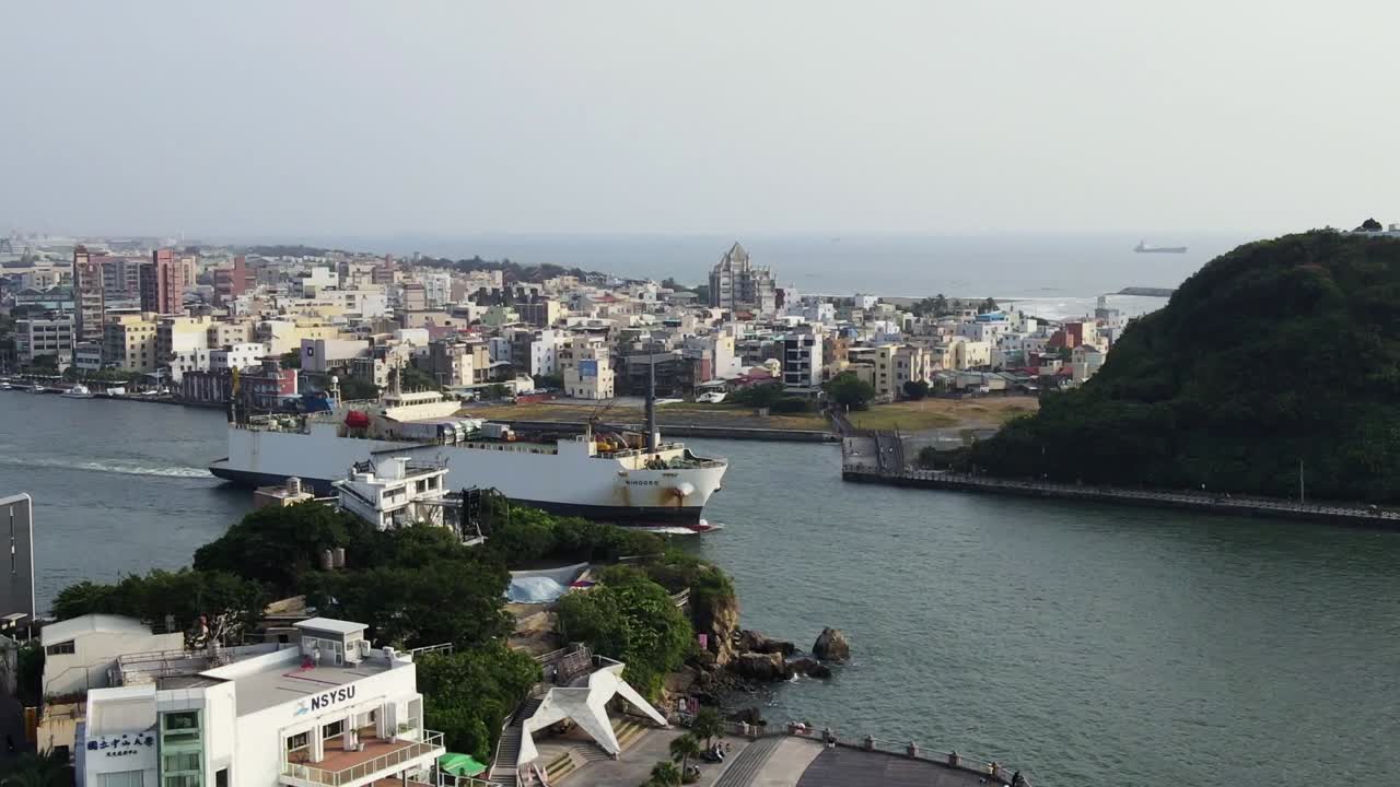 하구를 통과하는 크고 하얀 배