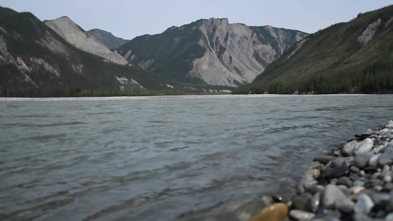 강이 흐르는 해안에 앉아