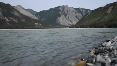 Am-Ufer-Sitzen,-Während-Der-Fluss-Vorbeifließt