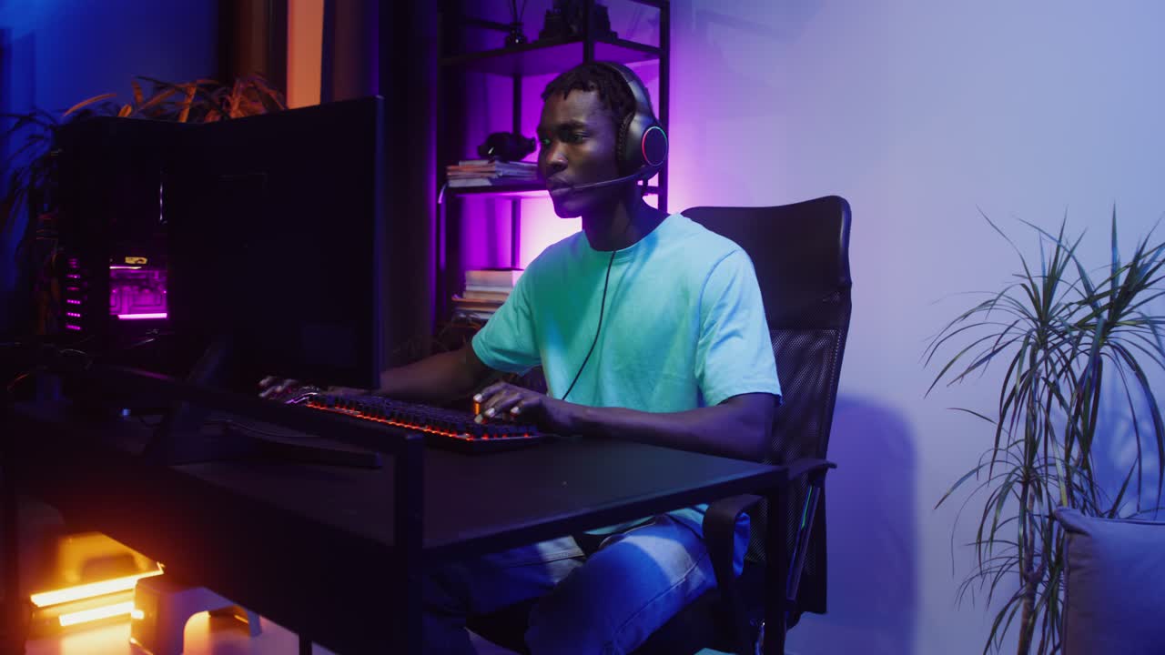 Uomo che gioca ai videogiochi al computer