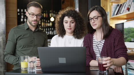 trabajo en equipo colaborando en un proyecto en