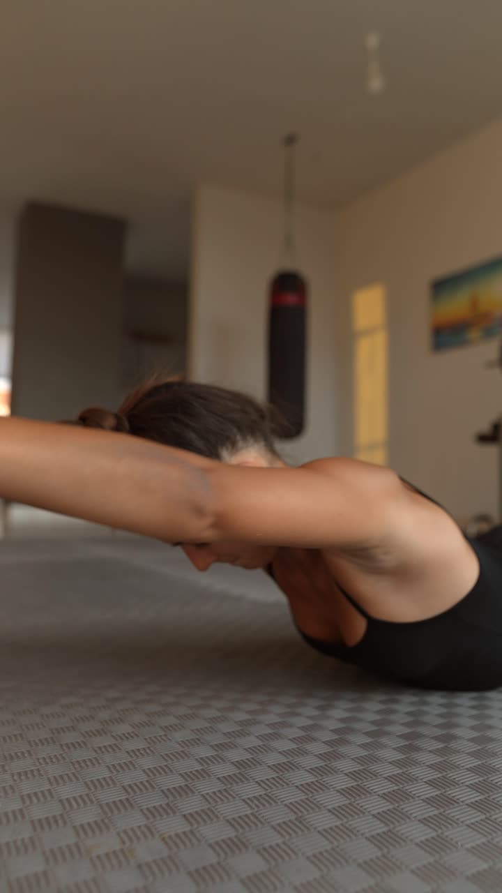 Mulher fazendo yoga ou exercício de alongamento em casa