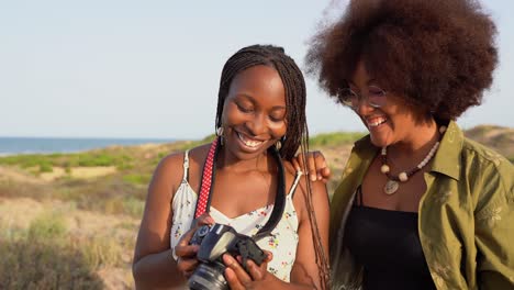 Glückliche-Schwarze-Freundinnen-Mit-Fotokamera-In-Der-Sommernatur