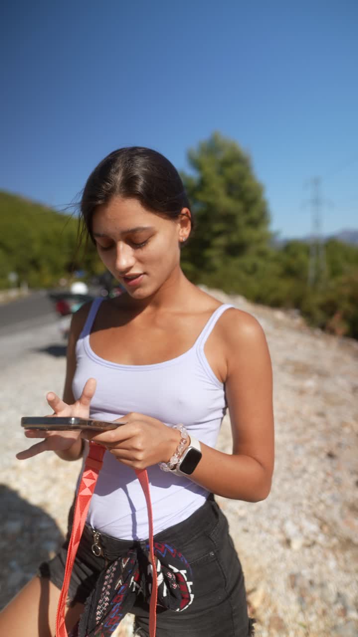 mujer joven usando teléfono inteligente al aire libre