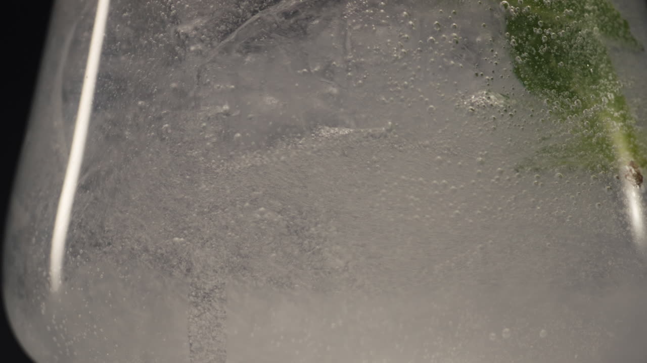 얼음 버블 멘트 음료 와인 글래스 느린 동작 클로즈업 가정용 테일 개념