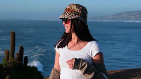 Hermosa-Felicidad-Joven-Mujer-Latina-Retrato-Con-Sombrero-De-Cubo-En-La-Playa,-Puesta-De-Sol,-Pichilemu,-Punta-De-Lobos