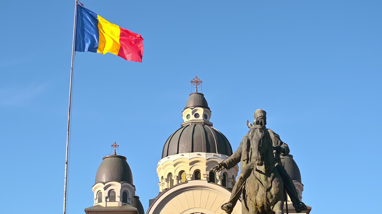 Cattedrale dell'Ascensione del Signore e statua di Avram Iancu nel centro di Târgu Mureș, Romania