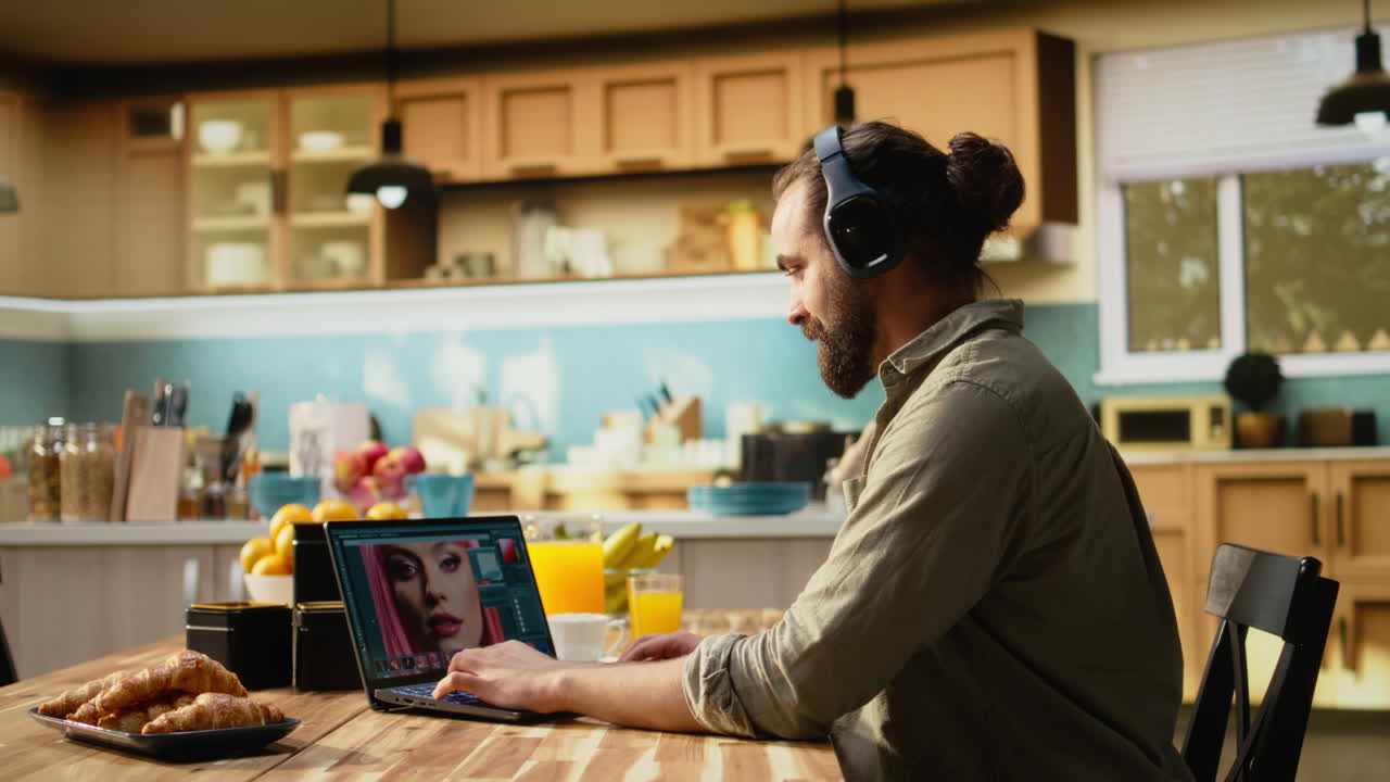 Fotoritocco, un fotografo che ascolta musica, post-produzione a casa