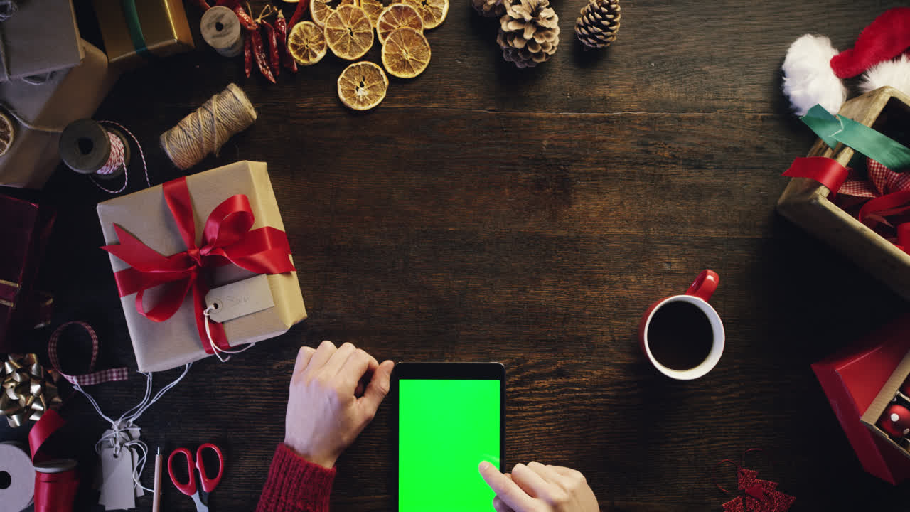 vista superior manos de navidad usando pantalla táctil tableta navidad presenta lista de compras desde arriba - dragón épico rojo