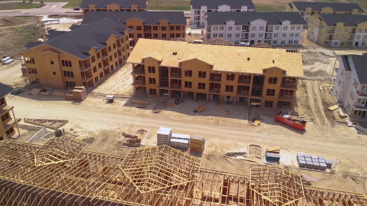 órbita circular de aviones no tripulados vista de casas de apartamentos trusses de techo - sitio de construcción de edificios residenciales en austin, texas, ee.uu.