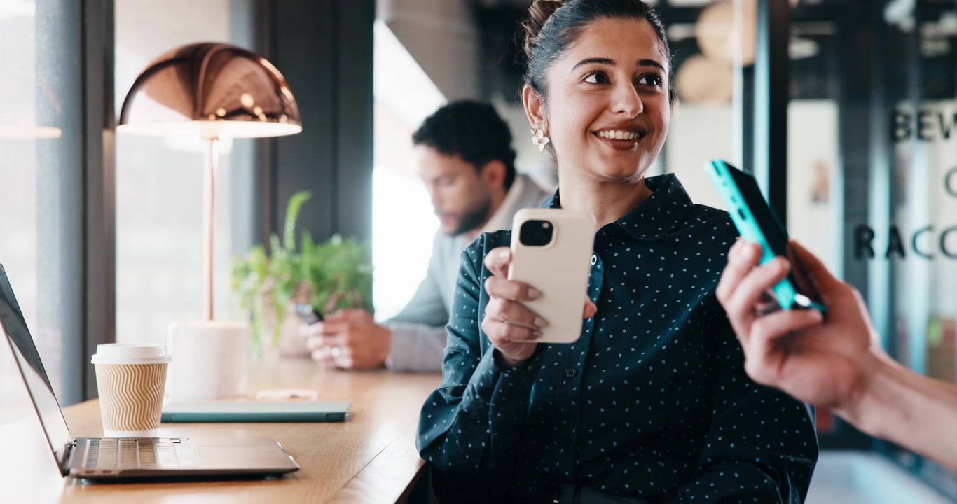 Donna professionista che usa lo smartphone e collabora in un ufficio moderno