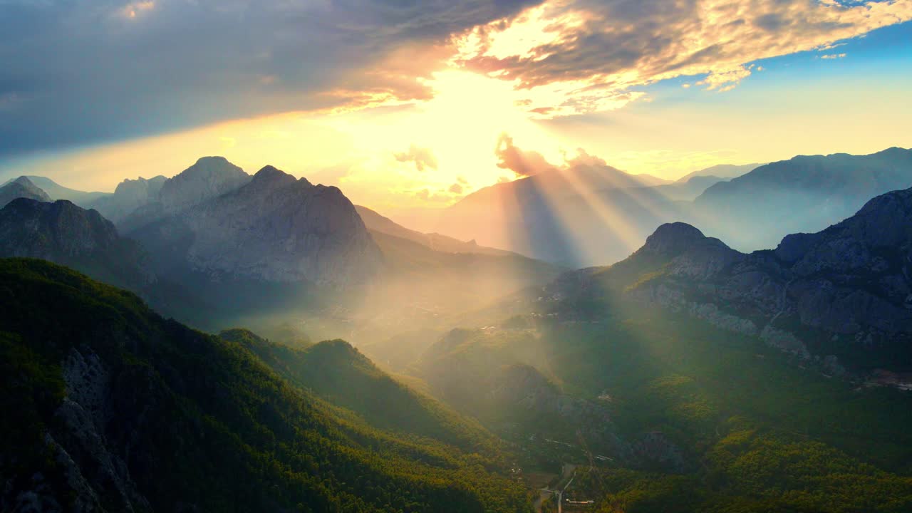 터키 안탈리아 근처의 산맥의 해가 지는 파노라마의 항공 4k 드론 비디오, 여름 날에 tunektepe 산, tunektepe teleferik에서 볼 수 있으며, 안탈리아 도시 근처에 있는 산입니다.